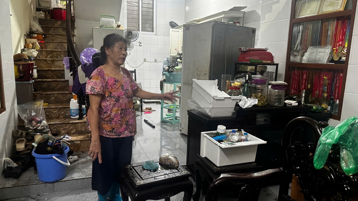 Bà Hoàng Thị Thanh Tuệ (77 tuổi)  số nhà 46, ngõ 39 Tứ Liên, phường Hồng Hà, Hà Nội, từ năm 2014 đến nay năm 2025 liên tục bị mưa bão nước tiêu thoát không kịp tràn vào các nhà chỗ thấp nước ngập ngang hông. Nước úng ngập vào nhà cuộc sống khổ sở vô cùng. Điện, nước cắt còn không có cả nước đánh răng. Nước lên tràn vào hết bể nước ngầm sinh hoạt không có nước dùng. Điện cắt phải dùng nến, cả nhà đi sơ tán chỉ còn 2 người ở lại có gì ăn nấy. Theo bà Tuệ nước tràn vào nhà dọn chạy đồ đã khổ nước rút ra dọn dẹp còn vất hơn, có nhà tranh thủ nước rút vệ sinh nhà cửa kê đồ từ 3h đêm. Nhà tôi 6h sáng nay nước nay bắt đầu dọn dẹp từ giờ đến chiều không biết đã xong chưa.
