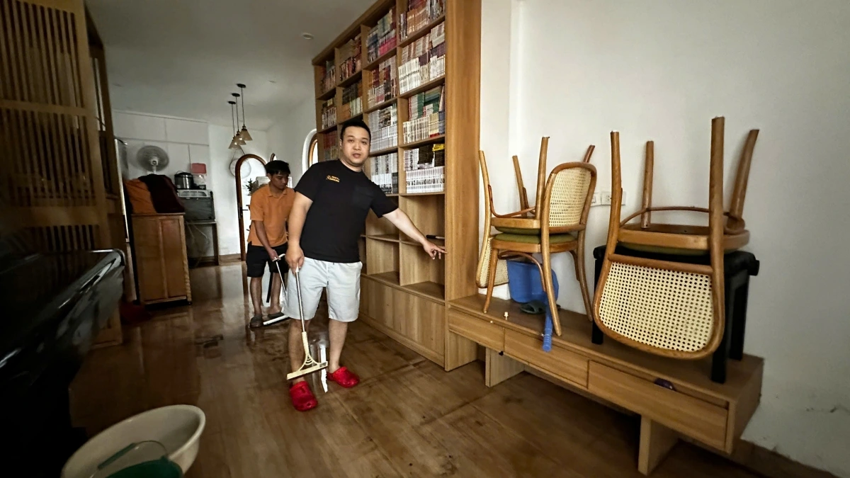 Sau khi nước tràn vào nhà rút đi, các gia đình hối hả lau dọn, vệ sinh nhà cửa. Cuộc sống sinh hoạt rất khổ đồ đạc hỏng hóc, nhất là đồ điện tử hỏng hết. Tủ lạnh ngâm nước, đàn piano mấy chục triệu, máy rửa bát… các đồ điện tử hỏng hết. Đồ gỗ ngâm dưới nước nở hết ra. Đây là lần thứ hai nó nở rồi nên cũng không cứu được nữa, thiệt hại rất lớn