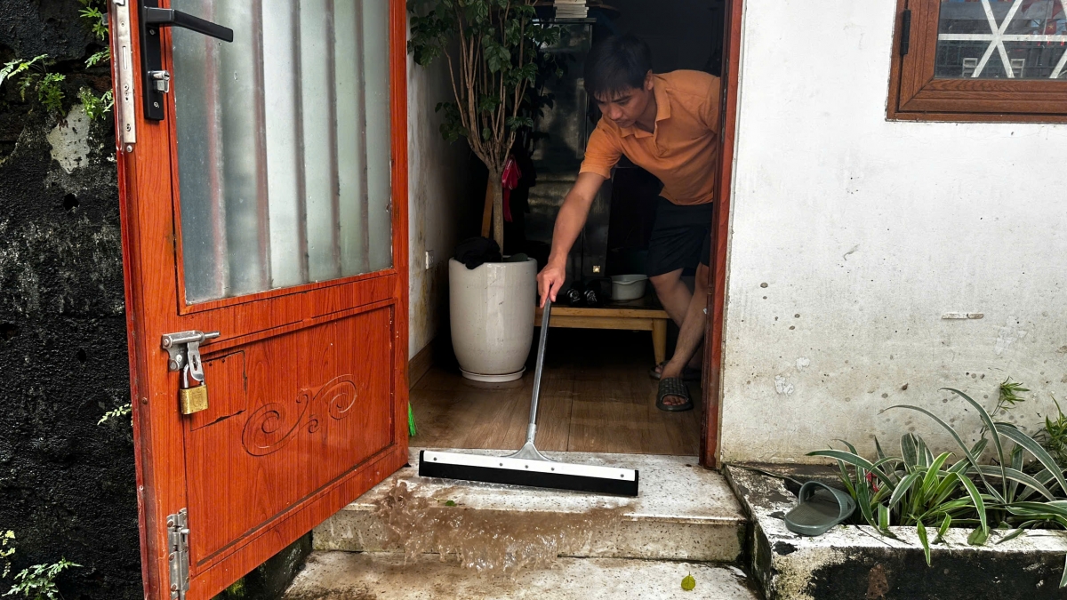 Chị Th. cho biết, 20 năm sống ở đây chưa bao giờ ngập như thế này. Giờ mới xây nhà ổn định được 3 năm đã khổ sở triền miên. "Năm ngoái bão Yagi vừa mưa, vừa xả lũ nhà em ở đây lần đầu tiên bị nước vào nhà nước lên đến mép cửa sổ. Tôi và người dân ở đây thấy rằng mương thoát nước đang bị san phẳng nước không có chỗ để thoát đi. Chính vì thế, chỉ cần một trận mưa vừa phải đã bị ngập rất nhanh và người dân chạy không kịp. Hôm qua 11h30 nhà em về đến 12h đã ngập lên cao 10 cm rồi sau đó lên tiếp rất cao tới 50 cm", chị Th. nói.