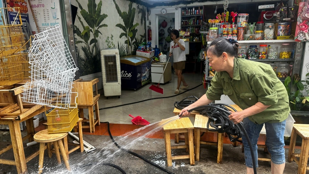 Nói về cuộc sống sinh hoạt sau mỗi trận mưa, ông Dũng số 10 ngõ 39 Tứ Liên, phường Hồng Hà, Hà Nội nói: “Cứ mỗi lần mưa vào nhà lại phải cọ thau lại bể. Tháng trước ở đây cũng bị một trận mưa ngập phải cọ bể. Một tháng cứ ba lần thế này cũng dễ đi viện. Đồ đạc phải kê lên tầm 60 cm”.