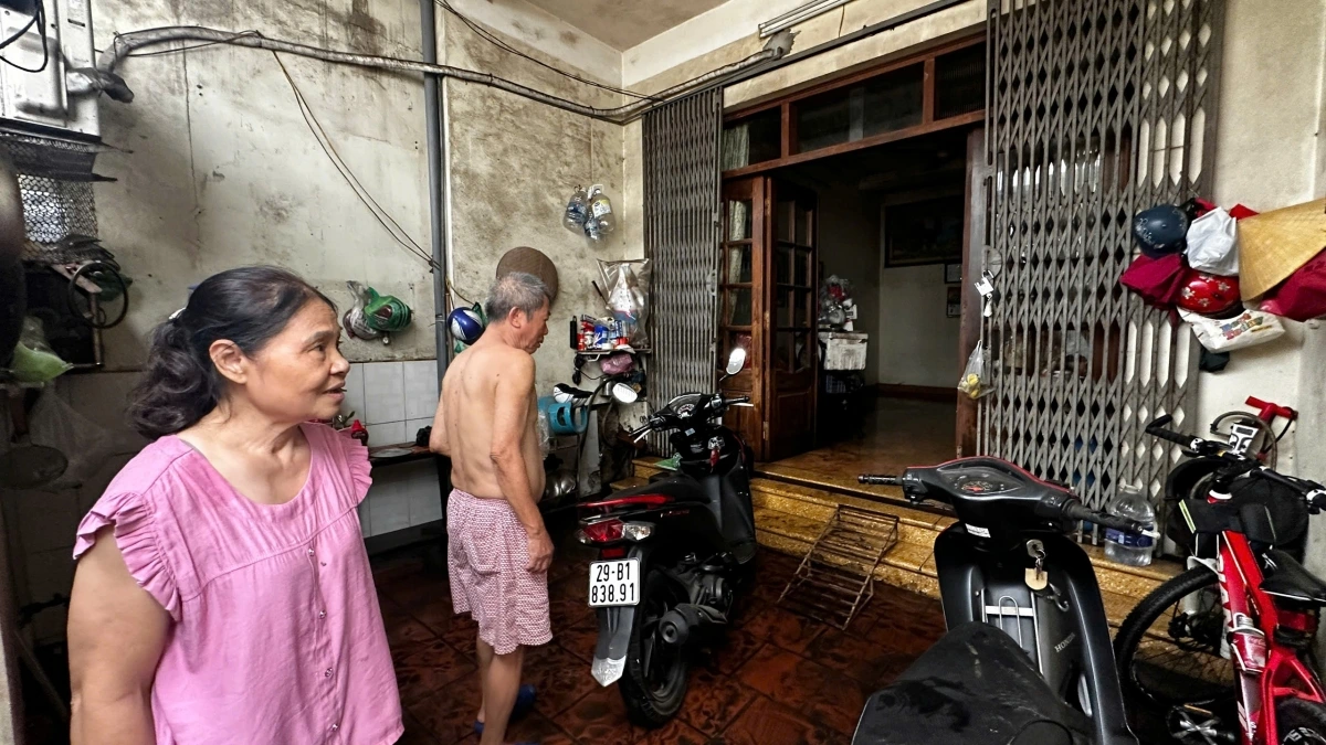 Hai xe máy gia đình vừa sửa mấy triệu đồng đợt ngập trước, giờ lại bị ngập trong nước bẩn.
