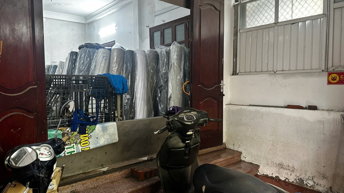 Hàng chục cuộn vải của một cơ sở dệt may bị ngập nước bẩn.