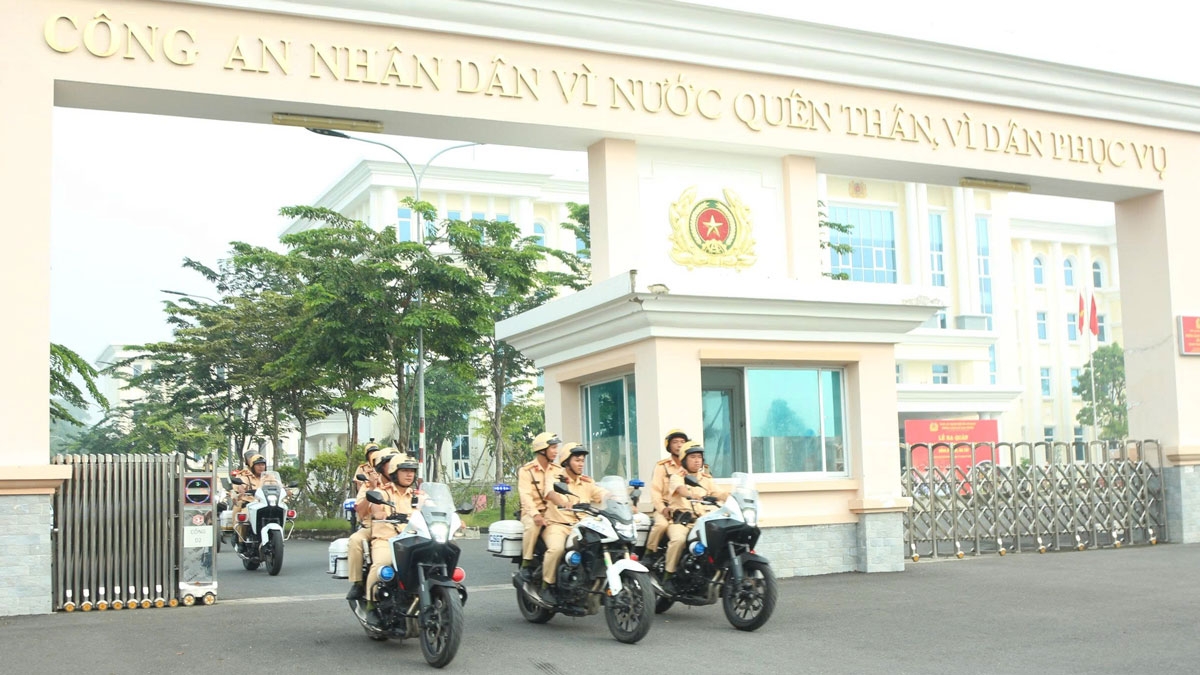 Cảnh sát giao thông ra quân xử lý vi phạm 