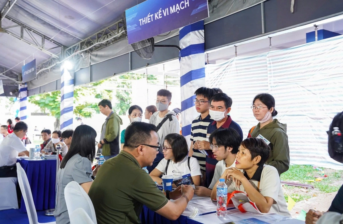 Phụ huynh, sinh viên quan tâm ngành thiết kế vi mạch (Ảnh: ĐH BK)