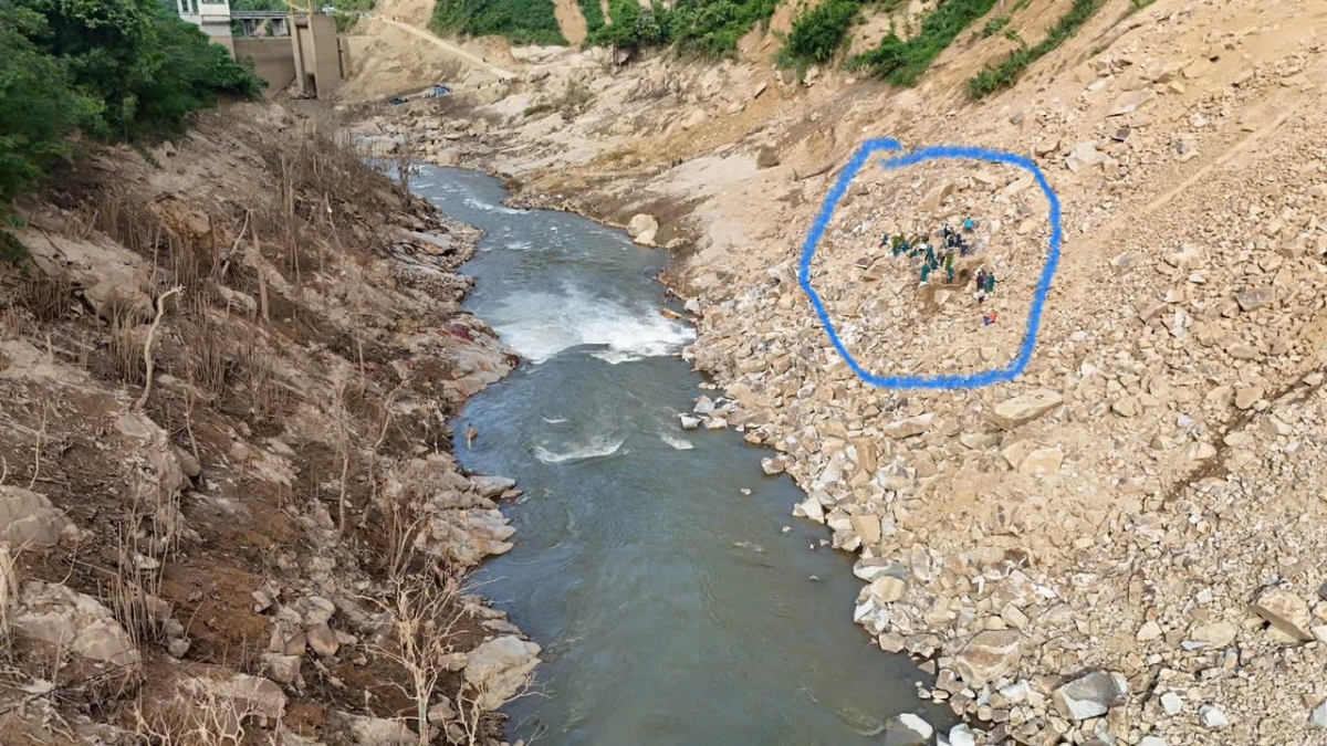 Vị trí tìm thấy nạn nhân Phùng Văn Tuấn nằm dưới chân vực, cách mặt đường khoảng 60m