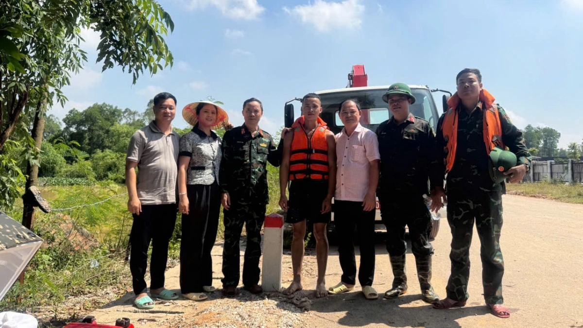 Chiến sĩ Bùi Văn Lâm (mặc áo phao đứng giữa) dũng cảm lao vào dòng lũ dữ cứu người dân khỏi nguy hiểm,