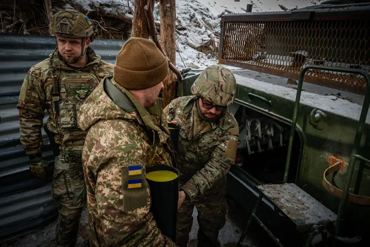 Binh sĩ Ukraine chuẩn bị pháo lựu để khai hỏa về phía quân Nga tại khu vực Kharkov, Ukraine, ngày 21/2//2025. Ảnh: Anadolu/Getty Images