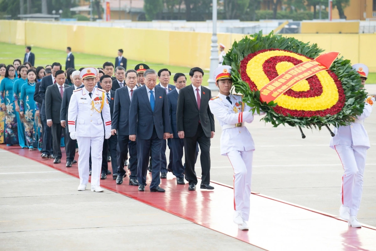 Sáng 20/10, trước giờ khai mạc Kỳ họp thứ 10, Quốc hội khóa XV, các đại biểu Quốc hội đã đặt vòng hoa và vào Lăng viếng Chủ tịch Hồ Chí Minh.