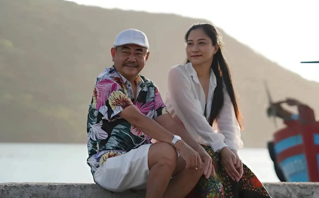 Sao Việt 15/10: NSND Việt Anh cho biết ông và bạn gái kém 36 tuổi - Chân Chân - đã đăng ký kết hôn, thành vợ chồng hợp pháp sau gần hai năm gắn bó.