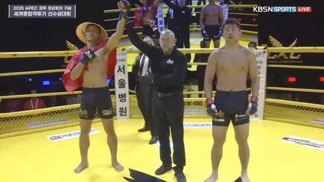 Pham Cong Minh takes a technical knockout (TKO) win in the World MMA Competition.
(Image source: thethao.vtv.vn)