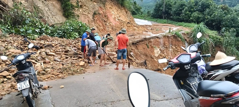 Chính quyền xã Tiên Yên khuyến cáo người dân không tự ý đi qua các khu vực sạt lở, ngập sâu. Ảnh: Trần Hoàn/TTXVN phát