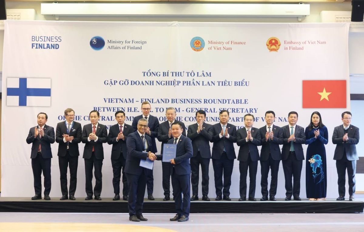 Ông Huỳnh Quang Liêm - Tổng Giám đốc VNPT và  ông TL Viswanathan, Thành viên Ban lãnh đạo, Giám đốc sản phẩm Tập đoàn F-Secure trao Biên bản ghi nhớ dưới sự chứng kiến của Tổng Bí thư Tô Lâm  (Ảnh: TTXVN)