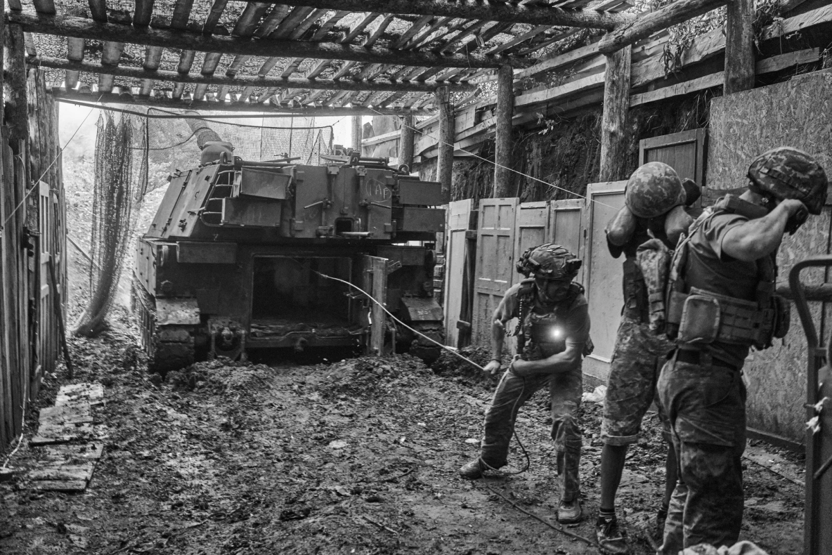 Các thành viên Lữ đoàn 28 chuẩn bị khai hỏa pháo Kostiantynivka. Ảnh: Josh Olley/UNITED24 Media