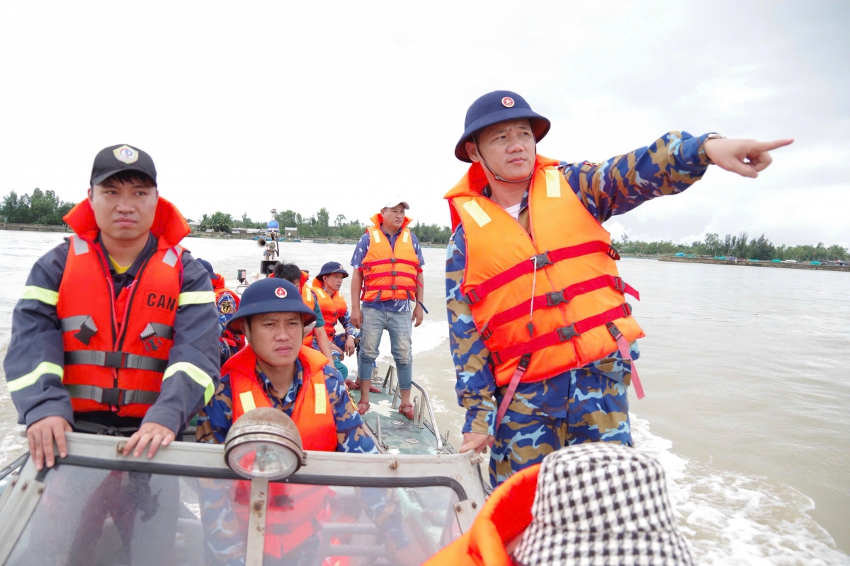 Cán bộ, chiến sĩ Lữ đoàn 172 cùng cùng các lực lượng tổ chức tìm kiếm người dân bị nước lũ cuốn trôi, mất tích sau nhiều ngày mưa, lũ tại phường Hội An Tây, thành phố Đà Nẵng