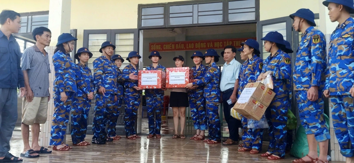 Hội phụ nữ cơ sở các đơn vị tặng quà các gia đình khó khăn xã Hòa Tiến, thành phố Đà Nẵng