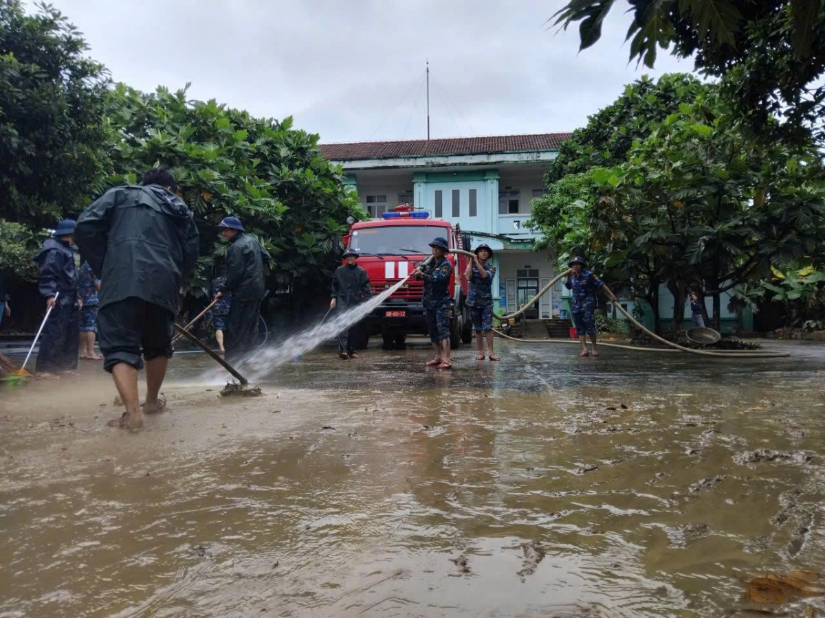 Cán bộ, chiến sĩ Lữ đoàn 161 vệ sinh trường Tiểu học Nguyễn Văn Linh