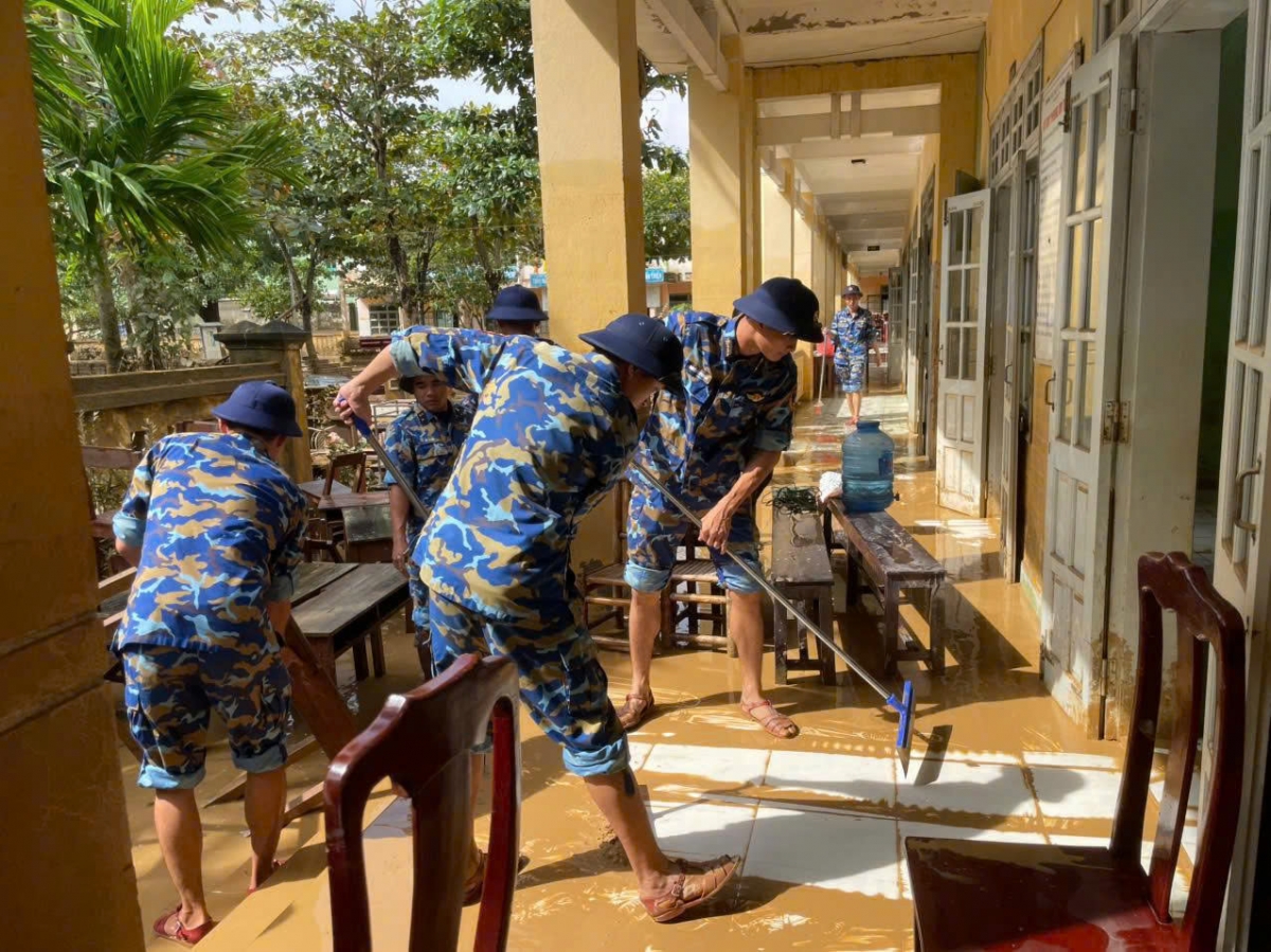 Cán bộ, chiến sĩ giúp đỡ trường Tiểu học Lý Thường Kiệt, phường Hòa Xuân vệ sinh bàn ghế