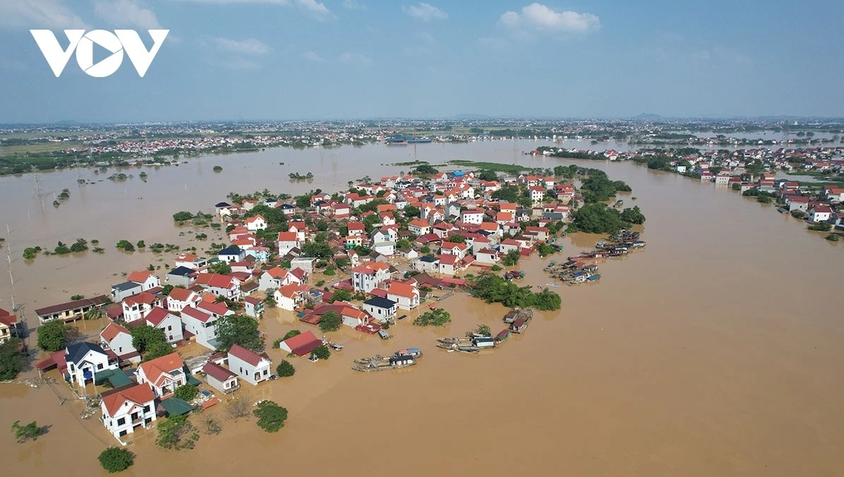 Bão số 12 đã suy yếu khi tiến vào vùng biển từ Thừa Thiên Huế đến Quảng Ngãi và dự kiến tan dần tại Nam Lào trong ngày 23/10. Mặc dù cường độ không mạnh, hoàn lưu bão kết hợp không khí lạnh và nhiễu động gió Đông sẽ gây mưa rất lớn tại Trung Bộ, nguy cơ cao xảy ra lũ quét, sạt lở đất và ngập úng diện rộng.