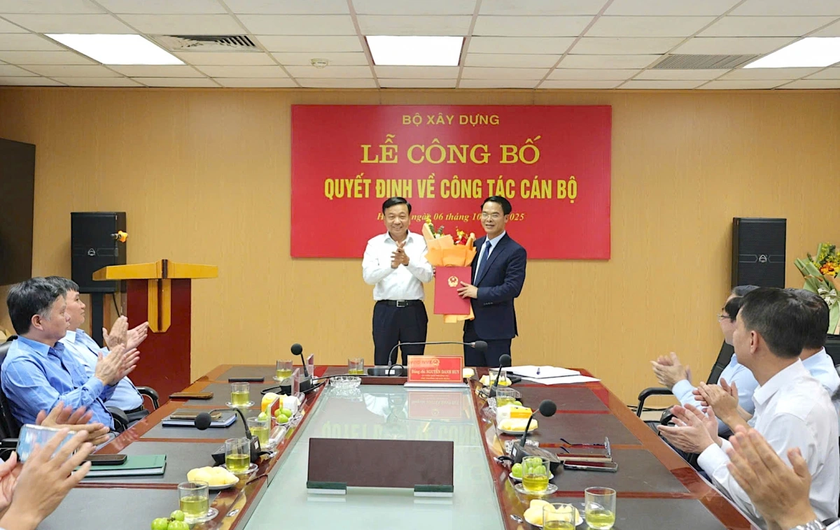Thứ trưởng Bộ Xây dựng Nguyễn Danh Huy trao quyết định bổ nhiệm Quyền Giám đốc Ban Quản lý dự án Đường sắt cho ông Mai Minh Việt.
