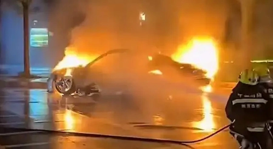 Chiếc xe điện của hãng Porsche bất ngờ bốc cháy ở Tây An, Thiểm Tây hôm 24/10. Ảnh: Sanxiang Metropolis Daily.