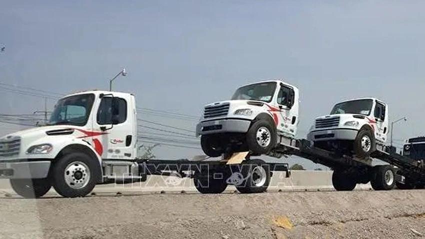 Ô tô sản xuất tại Mexico được vận chuyển đến cửa khẩu biên giới để xuất khẩu sang Mỹ - Ảnh minh họa: TTXVN
