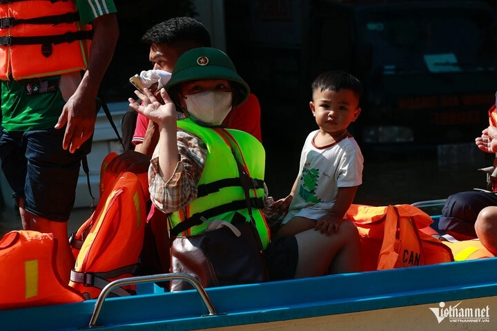 Tính đến chiều 9/10, hơn 300 người già, trẻ nhỏ được đưa đến nơi an toàn tránh lũ.