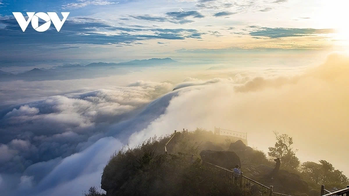 Yen Tu, a renowned mountain and spiritual site in Quang Ninh province, captivates visitors with its historical significance and breathtaking landscapes. This serene destination, embraced by stunning mountainous scenery and a refreshing climate, has become a sought-after spiritual retreat for travelers seeking tranquility.