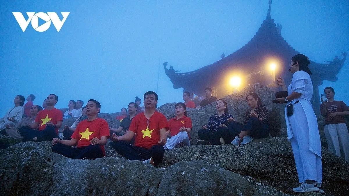 Before 5 a.m., dozens of pilgrims have set foot on the mountain peak at the height of 1,068m above sea level. This is one part of a tour to discover Dong Pagoda at dawn which has begun to serve tourists in autumn during the Yen Tu festival between October and December.