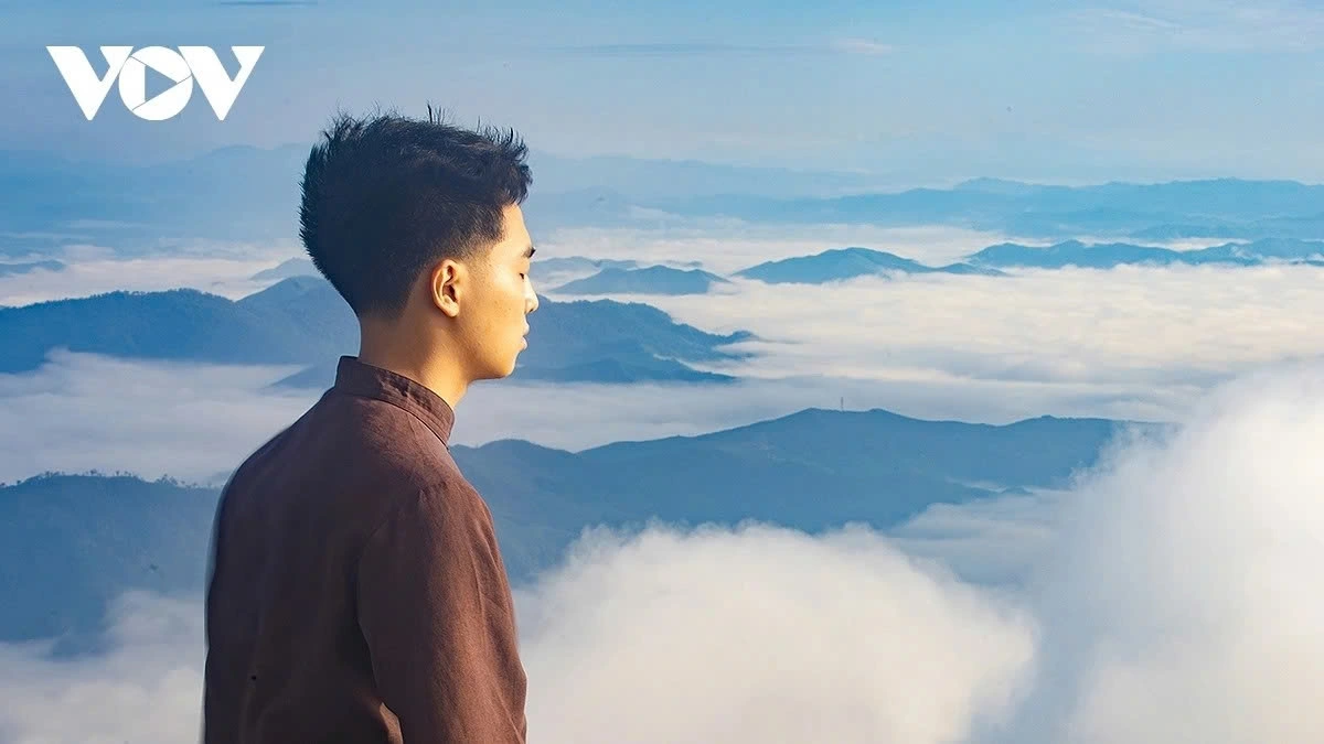 At 7 a.m., many young people reach the top of the mountain together, seeking their own private corners to immerse themselves into breathtaking sea of clouds.