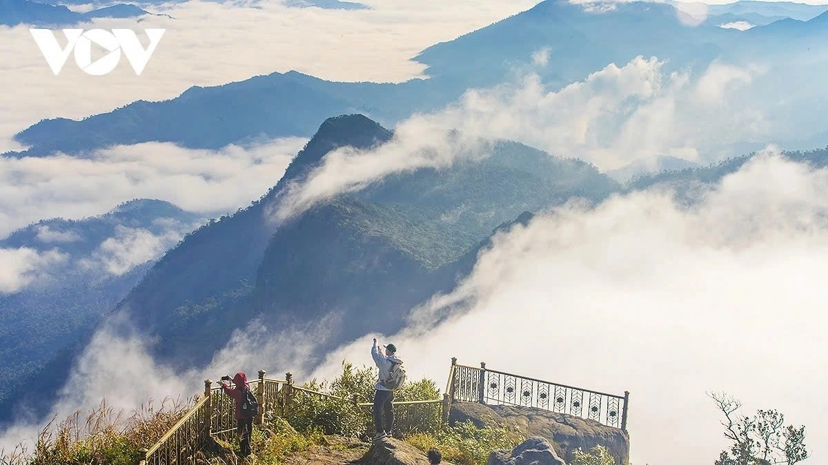 Everyone takes the opportunity to capture the rare and beautiful moments. Nguyen Minh Hieu, a tourist from Hanoi, says that although he has been to Yen Tu for many times, this is the first time he has witnessed the autumn sunrise from the top of the sacred mountain. In just a few minutes, the sea of ​​clouds come and then disappear, making his experience truly different.