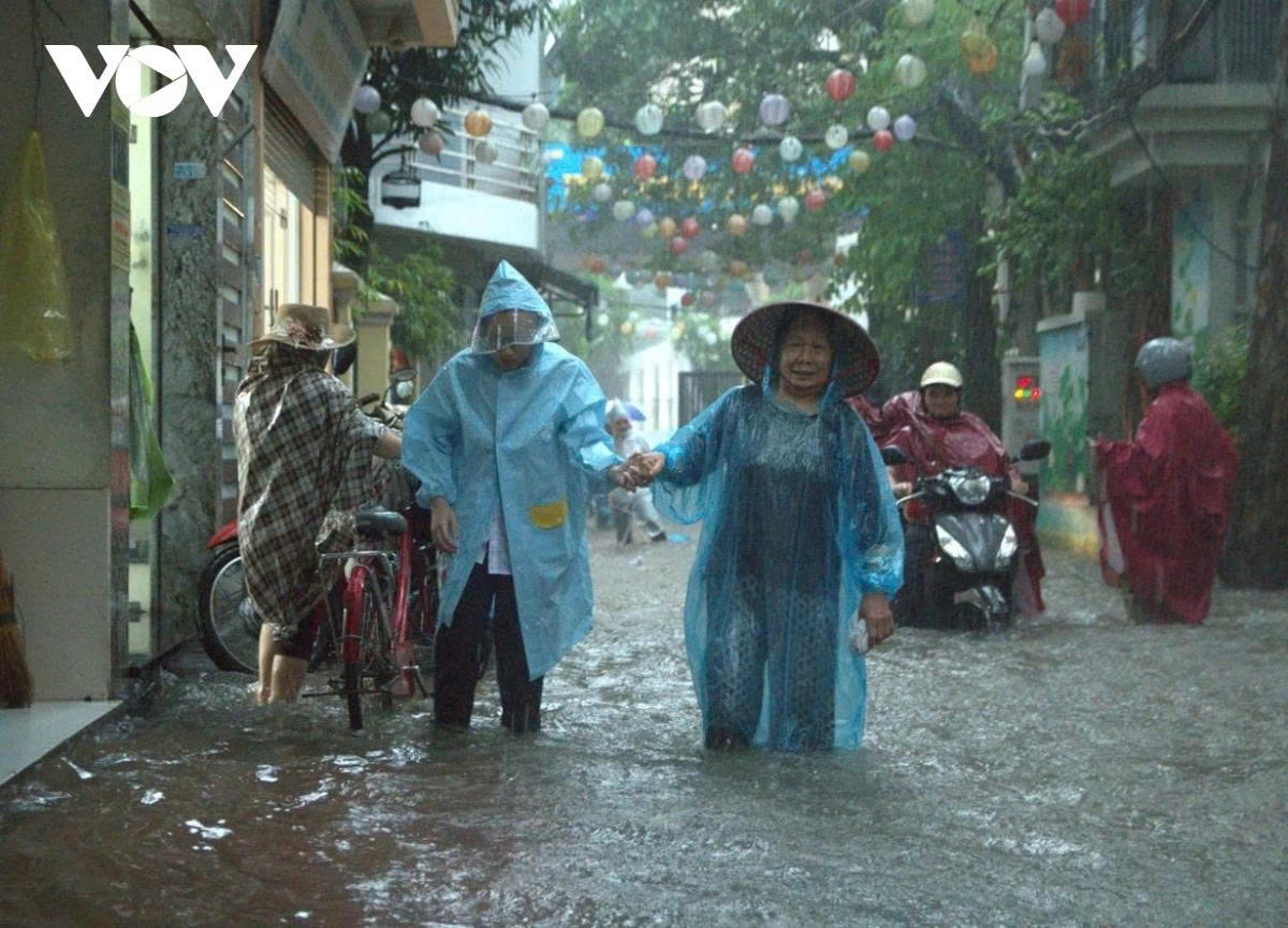 Bà Nguyễn Thị Liên, 63 tuổi đi hơn 2km để đón cháu vì nước ngập, các phương tiện không thể di chuyển được