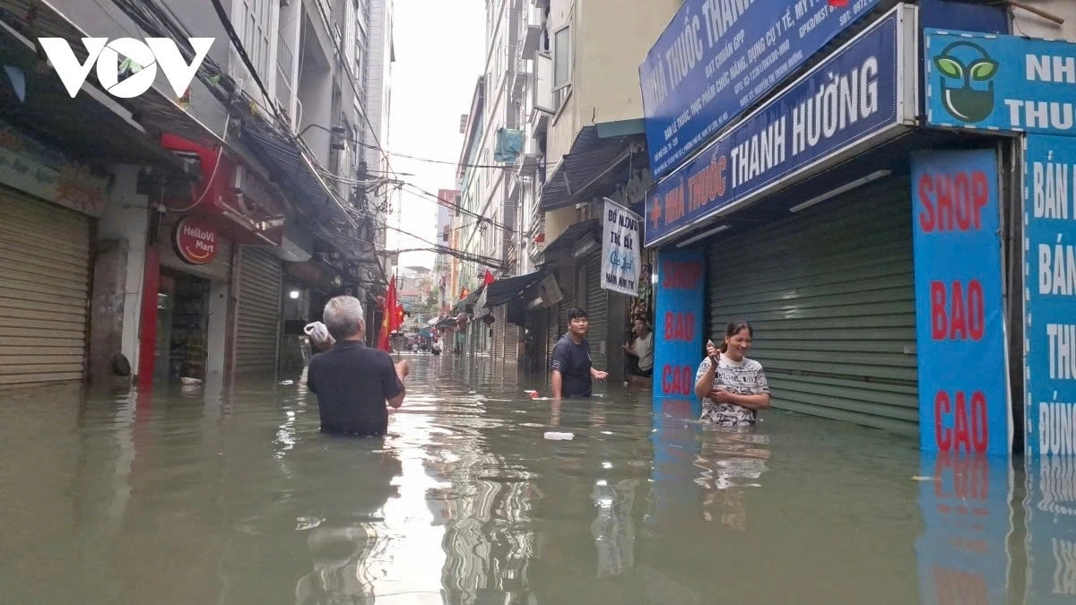 Nước ngập sâu khiến mọi hoạt động tại khu vực gần chợ Phú Đô, phường Từ Liêm bị đình trệ.