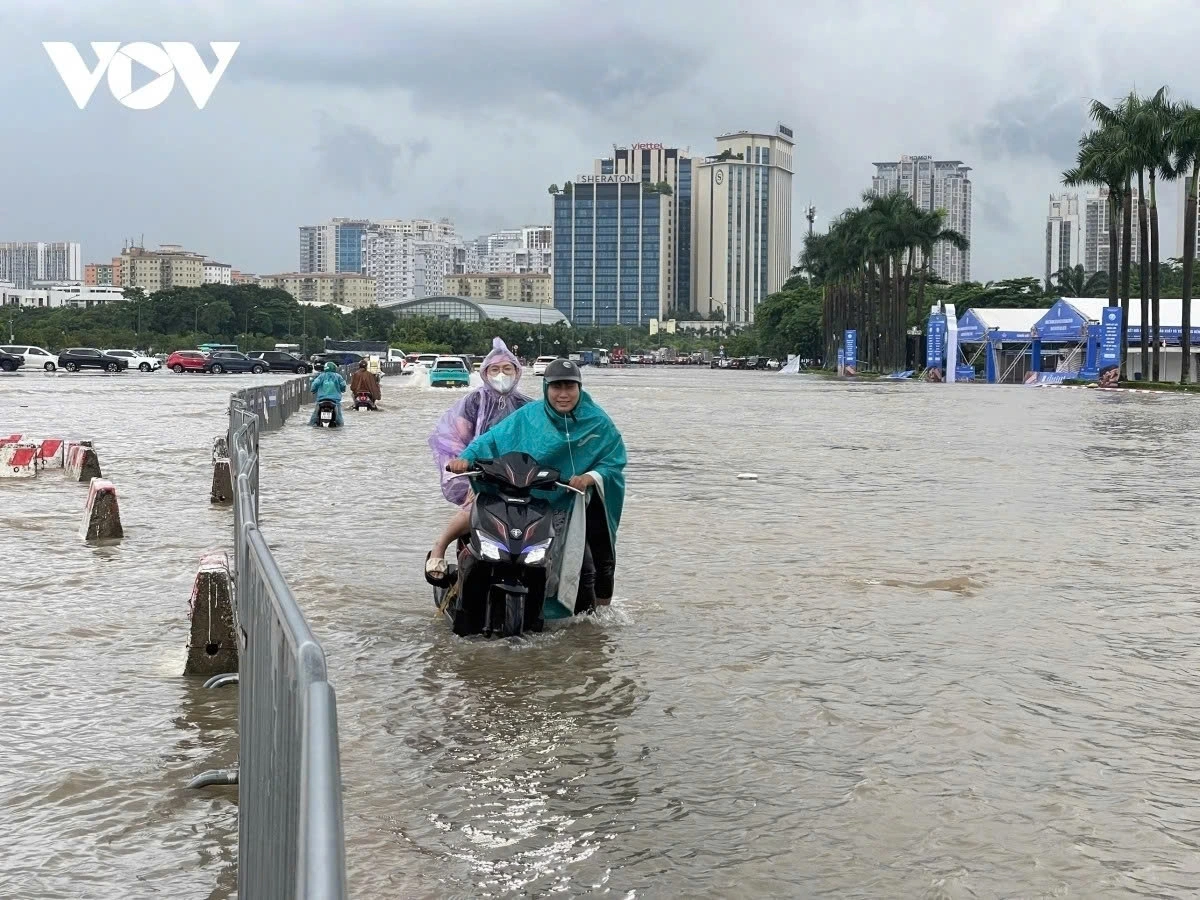 Người dân Hà Nội vật lộn với "biển nước" ngày 30/9.