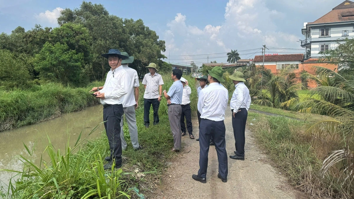 Đoàn kiểm tra tại vị trí rạch suối Giữa, trạm thu phí Suối Giữa (ảnh: AT)