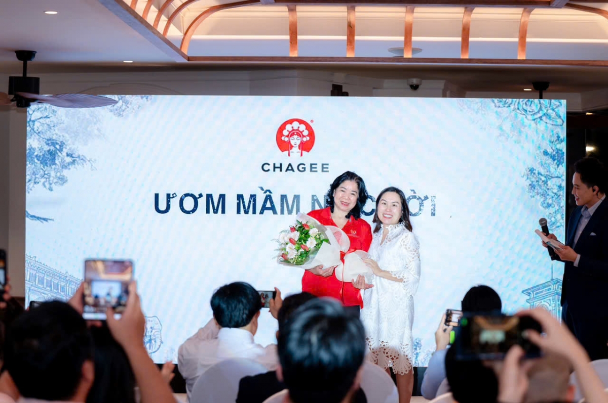 Bà Võ Thị Thiên Nga - Giám đốc Chagee Việt Nam và Bà Nguyễn Thị Bích Ngọc, Chủ tịch Hội Bảo trợ Người khuyết tật và Trẻ mồ côi TP Hồ Chí Minh tại chương trình.