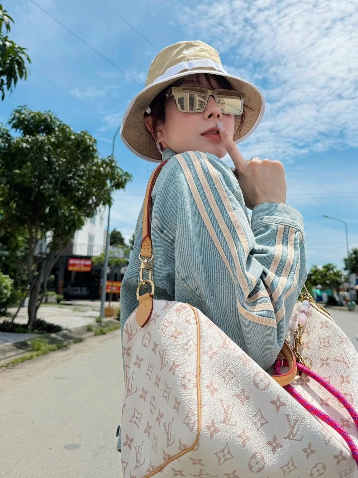 Diệp Lâm Anh diện “cây hàng hiệu” xuống phố cuối tuần.