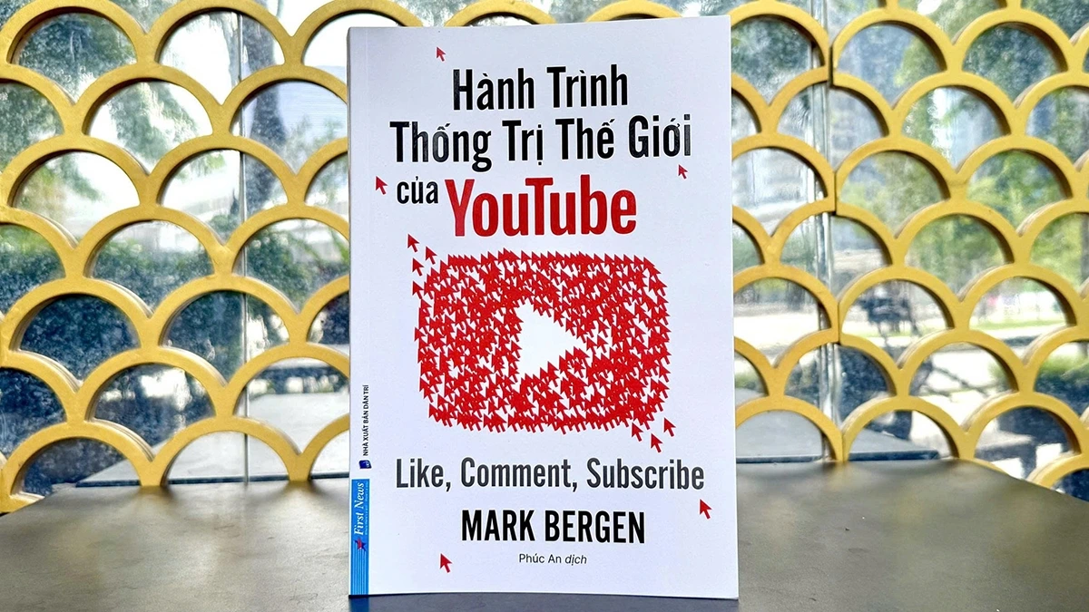 “Hành trình thống trị thế giới của YouTube” (tựa gốc: Like, Comment, Subscribe: How YouTube Drives Google's Dominance and Controls Our Culture) của phóng viên công nghệ Mark Bergen là cuốn sách đầu tiên tiết lộ câu chuyện hậu trường hấp dẫn về công nghệ và hoạt động kinh doanh của YouTube, đồng thời trình bày chi tiết cách trang web này đạt được quyền lực không thể tưởng tượng nổi.