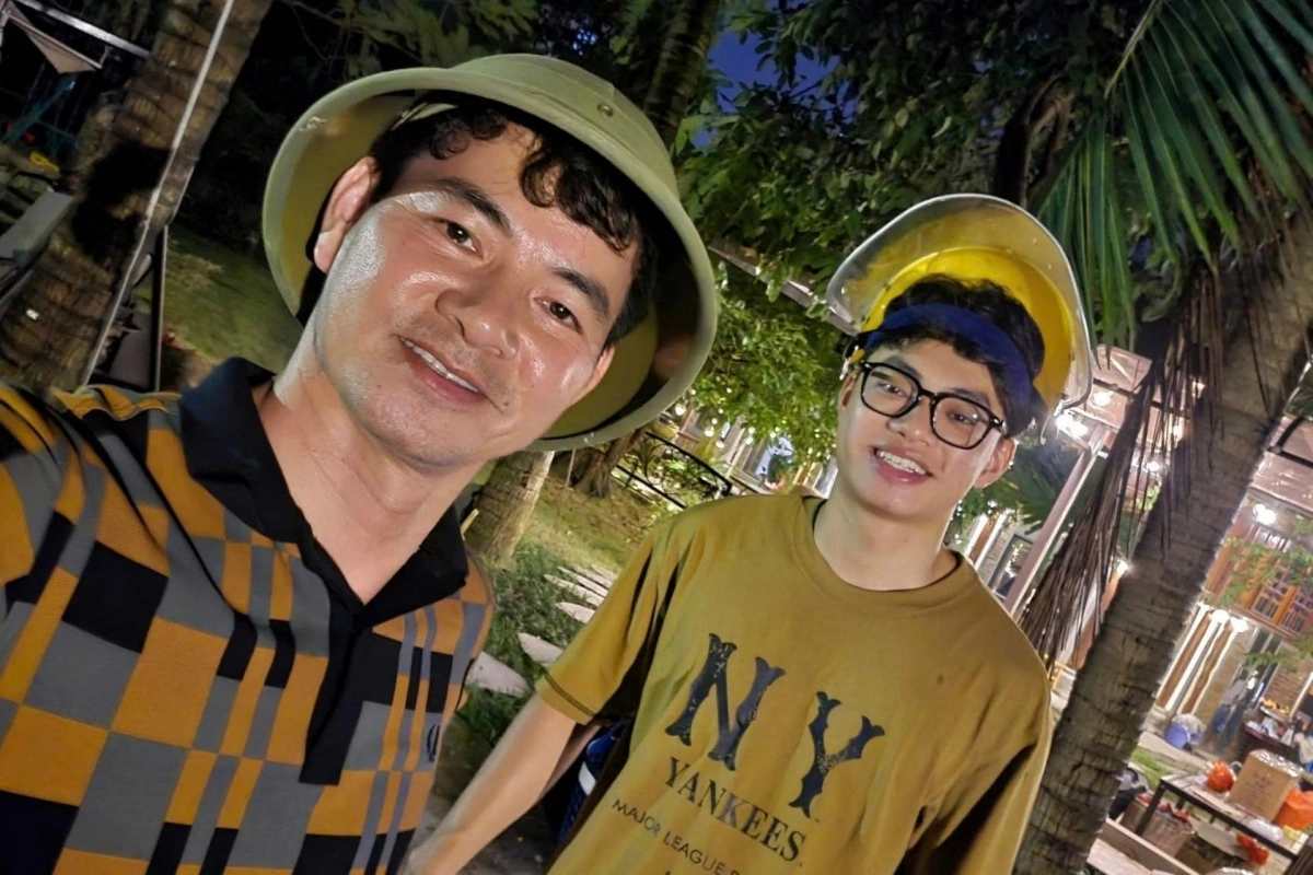 NSND Xuân Bắc cùng con trai lớn thăm vườn, dọn cây chống bão. "Sinh viên năm nhất dần phải tập làm chủ gia đình đi là vừa", anh nhắn nhủ con.