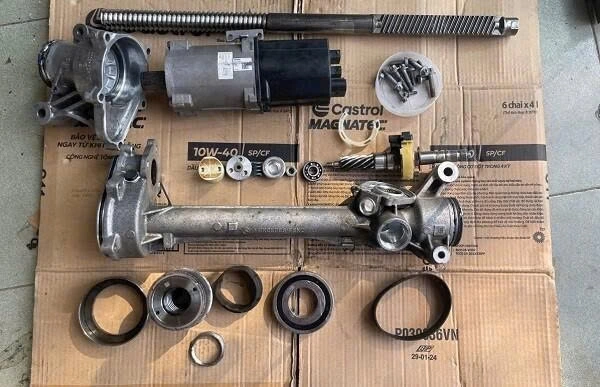 Ngay khi về nhà, nên rửa gầm bằng nước áp lực vừa phải, xả sạch bùn đất quanh khu vực thước lái, nhưng tránh xịt thẳng vào giắc điện hoặc phớt cao su.