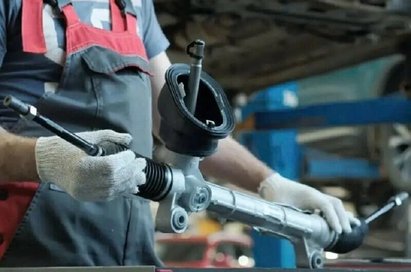 Quan trọng hơn, nếu thấy vô-lăng nặng bất thường hoặc có tiếng kêu, đừng cố chạy tiếp, việc sửa chữa muộn có thể khiến phải thay cả cụm thước lái, đồng thời phải lập trình lại hệ thống an toàn và cảm biến góc lái.