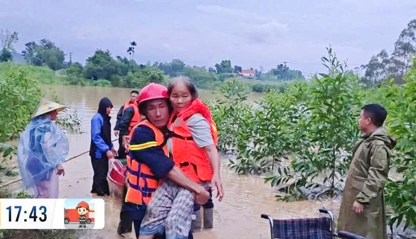 Lực lượng Cảnh sát PCCC và CNCH Công an tỉnh Bắc Ninh giải cứu an toàn 11 người dân, trong đó có cụ già, người khuyết tật và trẻ nhỏ