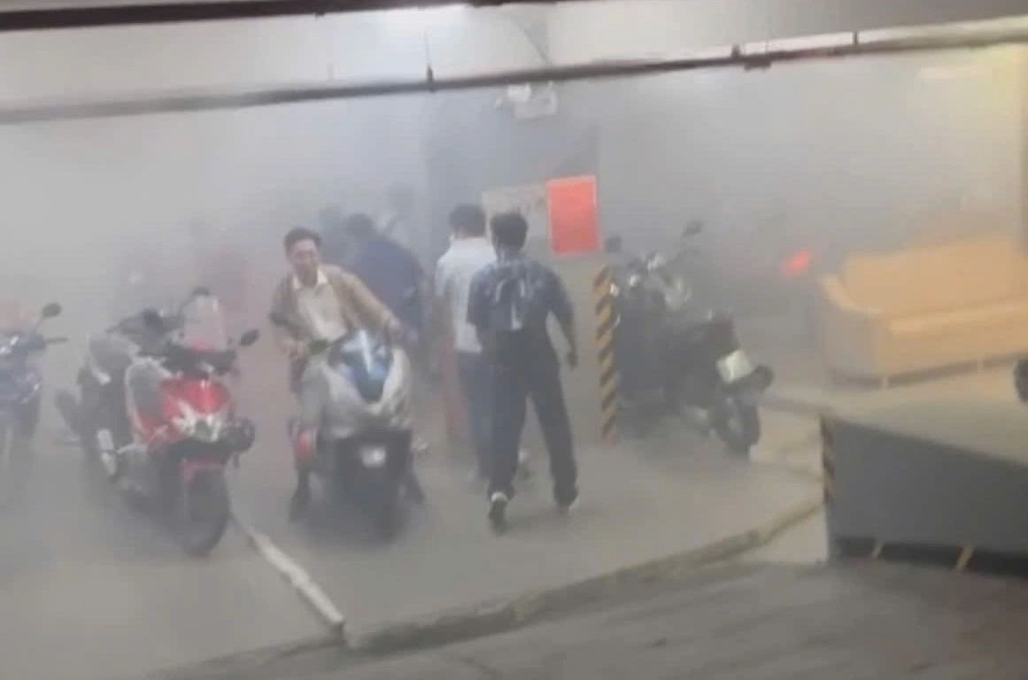 Khói bốc lên nghi ngút từ vụ cháy.