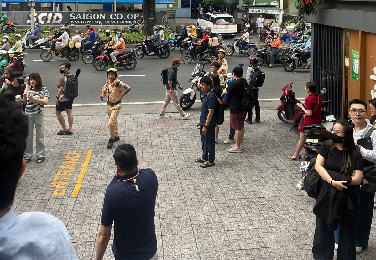 Nhiều người trong tòa nhà tháo chạy ra ngoài.