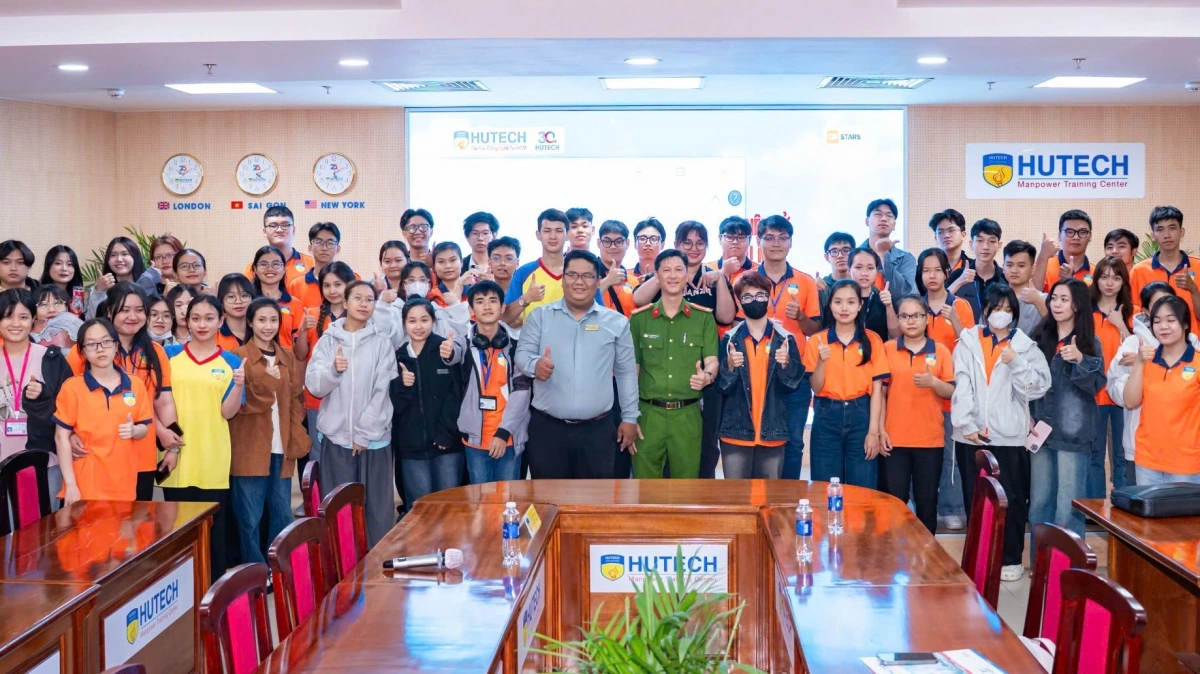Nhiều sinh viên hứng thú với chương trình tuyên truyền do anh Hoàng phụ trách.