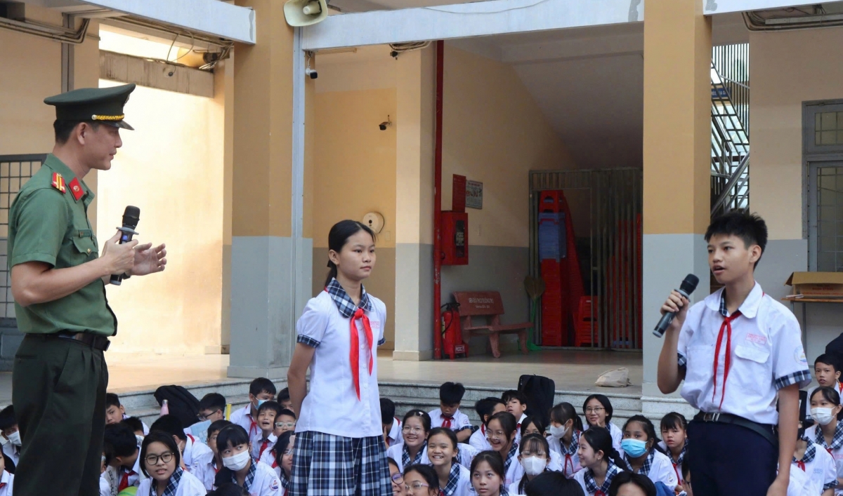 Buổi tuyên truyền, vận động của anh Hoàng tại một trường tiểu học.