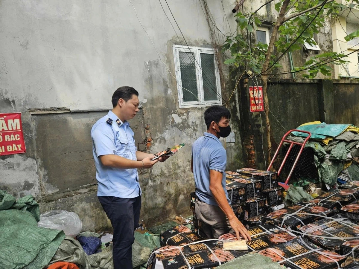 Việc phát hiện và xử lý các cơ sở vi phạm gặp nhiều khó khăn do phương thức hoạt động tinh vi, phân tán, gây khó khăn cho công tác kiểm tra. Ảnh: Hà Anh/Dân trí