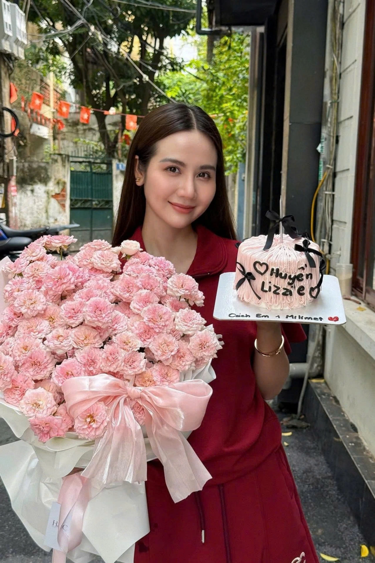 Diễn viên Huyền Lizzie đón niềm vui bất ngờ khi được fan tặng hoa và quà để đánh dấu phim "Cách em 1 milimet" cô tham gia chính thức lên sóng.