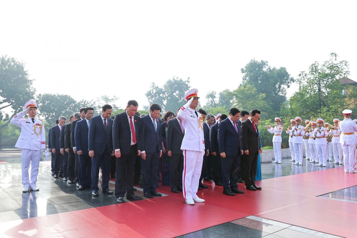 Đoàn đại biểu tưởng nhớ các Anh hùng Liệt sĩ