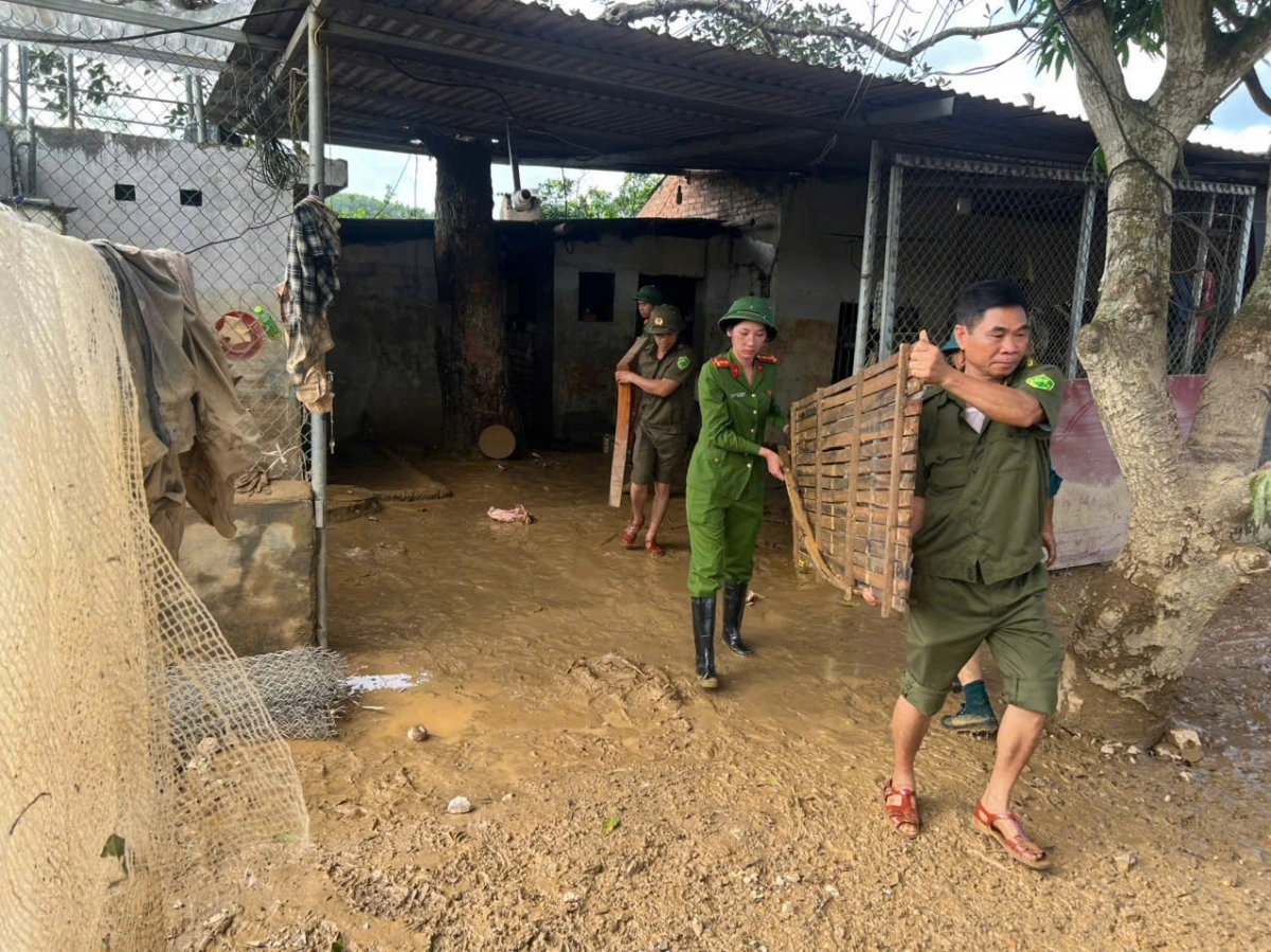 Lực lượng chức năng hỗ trợ dọn dẹp nhà người dân