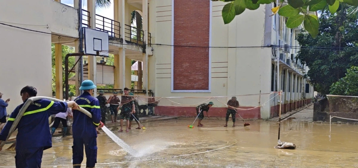 Cán bộ, chiến sĩ công an phối hợp cùng các thầy cô giáo dọn vệ sinh trường lớp